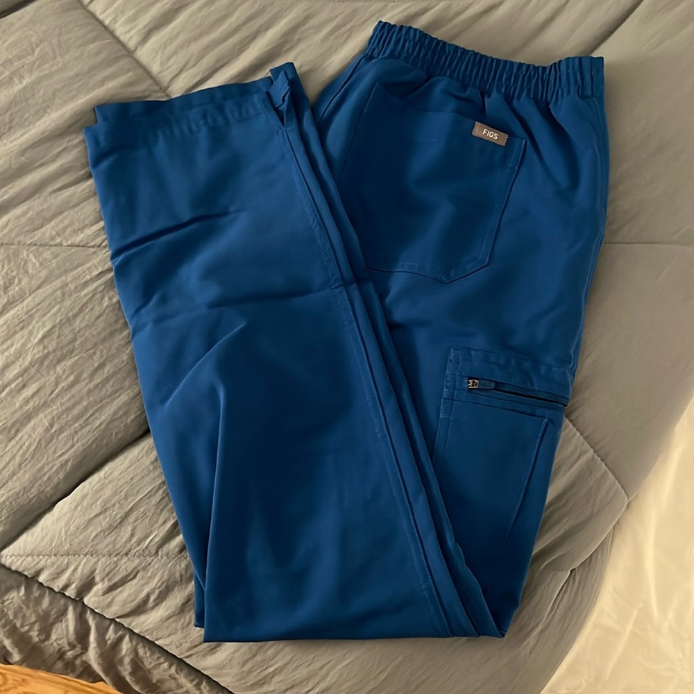 Dark blue Yola Skinny FIGS scrub pants